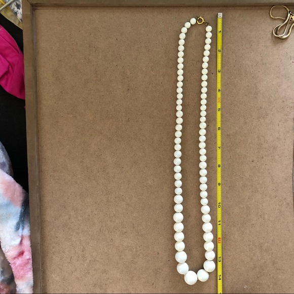 Vintage Style Retro White Plastic Bead Necklace - Picture 4 of 4